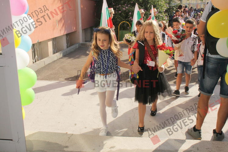 С церемония ОУ "Пенчо Славейков" посрещна първокласниците си