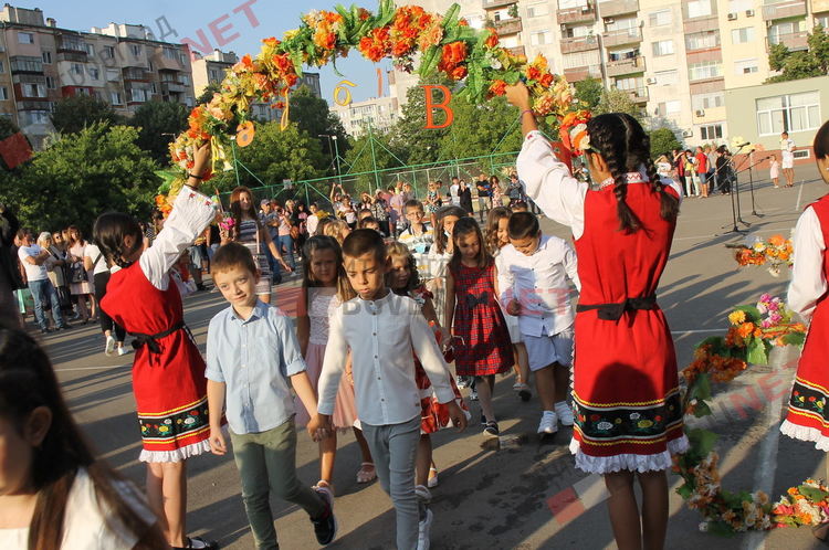 Алековци стартираха новата учебна година с 92 първолака