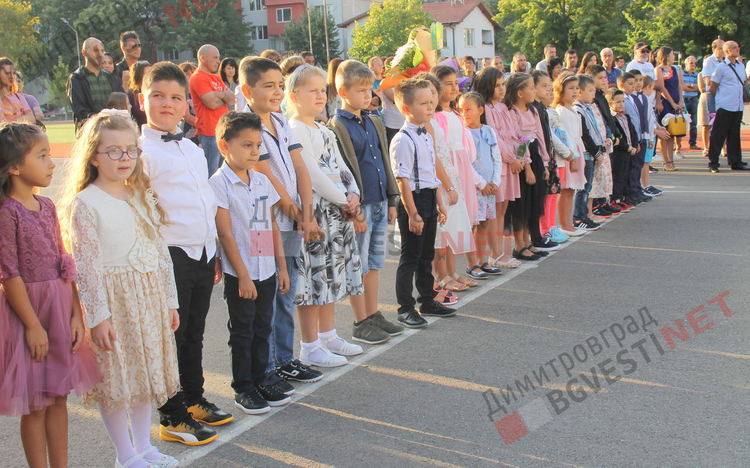 Алековци стартираха новата учебна година с 92 първолака