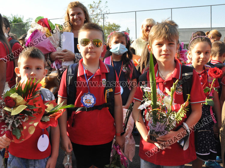 СУ „Васил Левски“ тържествено посрещна 104 първокласници