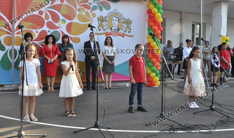 СУ „Васил Левски“ тържествено посрещна 104 първокласници