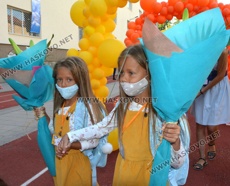 Под арка с балони влязоха 144 първокласници в ОУ „Иван Рилски“