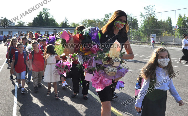 СУ „Васил Левски“ тържествено посрещна 104 първокласници