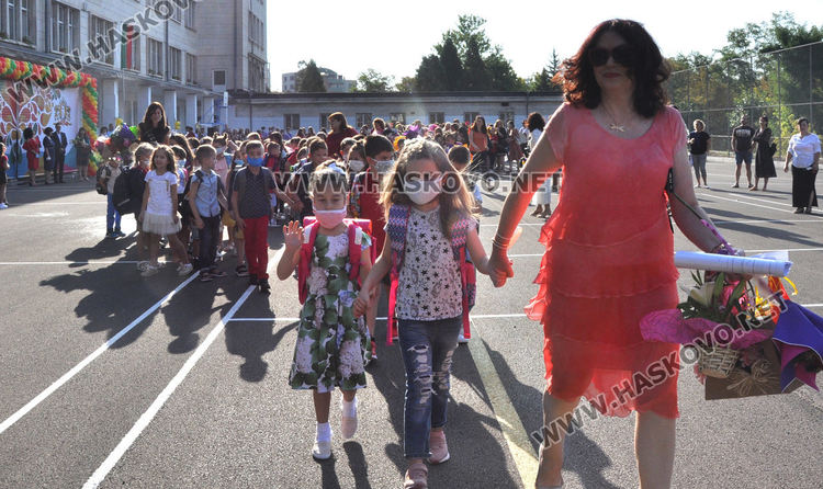 СУ „Васил Левски“ тържествено посрещна 104 първокласници