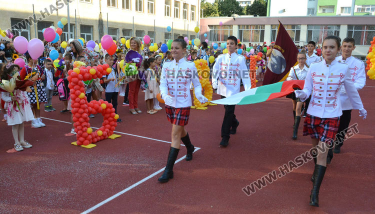 Под арка с балони влязоха 144 първокласници в ОУ „Иван Рилски“