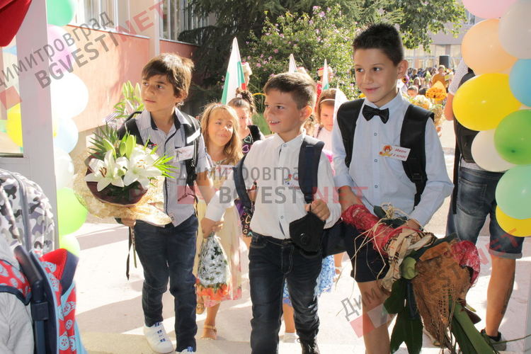 С церемония ОУ "Пенчо Славейков" посрещна първокласниците си