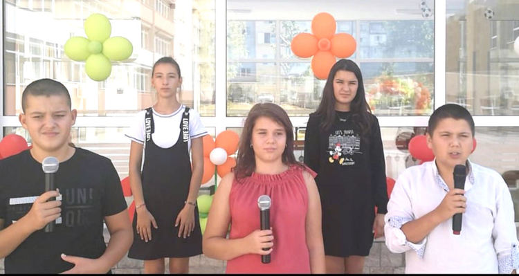 Ученици интервюираха първокласници в първия учебен ден в ОУ „Шандор Петьофи“