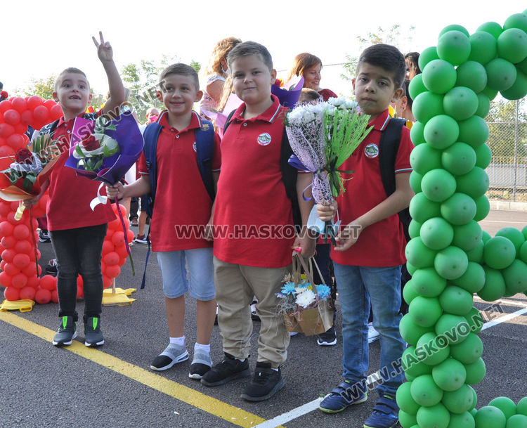 СУ „Васил Левски“ тържествено посрещна 104 първокласници