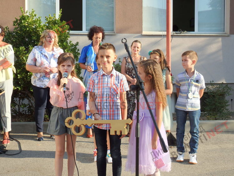 С балерини и настроение посрещнаха първолаците в СУ "Любен Каравелов"