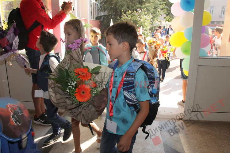 С церемония ОУ "Пенчо Славейков" посрещна първокласниците си
