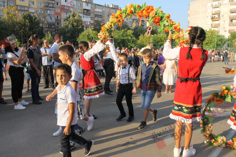 Алековци стартираха новата учебна година с 92 първолака