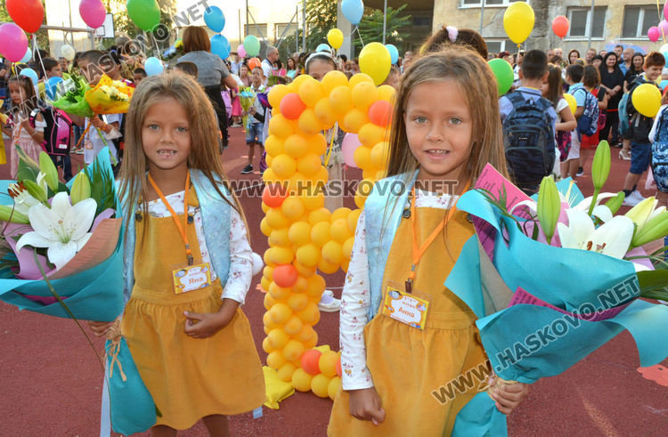 Под арка с балони влязоха 144 първокласници в ОУ „Иван Рилски“