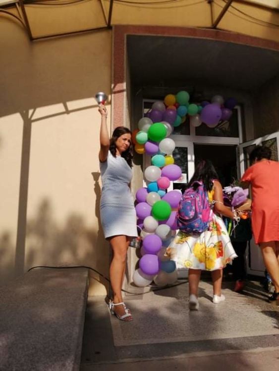 Композиция със знамена на старта на учебната година в Конуш