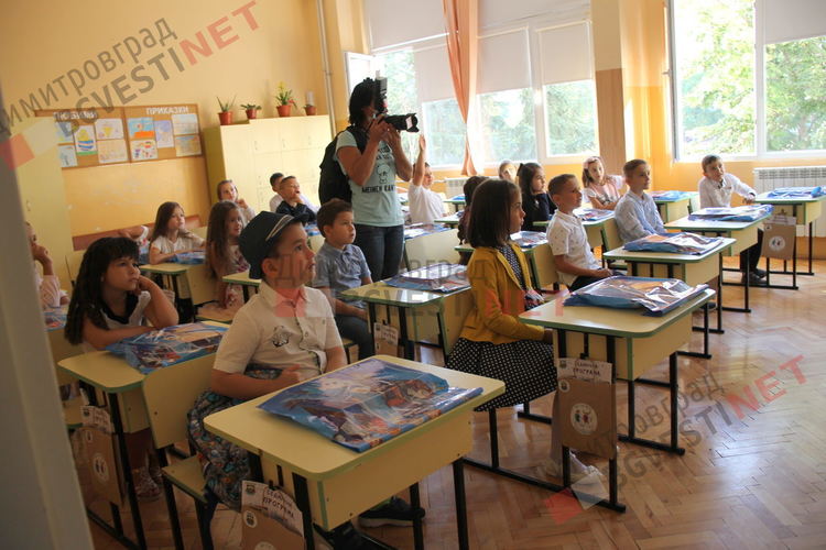 Алековци стартираха новата учебна година с 92 първолака