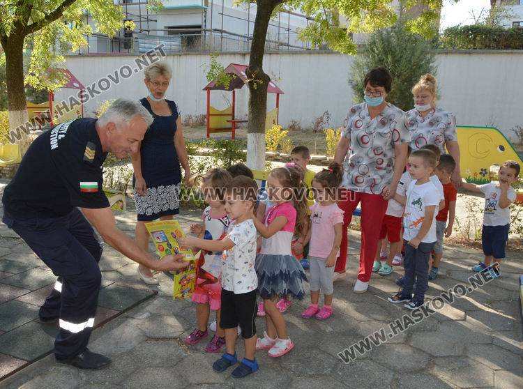 Демонстрираха гасене на пожар в детска градина в Хасково