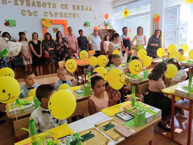 На вниманието на РЗИ-Смолян! Важат ли правилата за всички и редно ли е кмет да влиза в класна стая без маска?