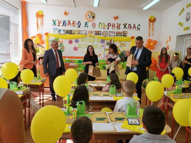 На вниманието на РЗИ-Смолян! Важат ли правилата за всички и редно ли е кмет да влиза в класна стая без маска?