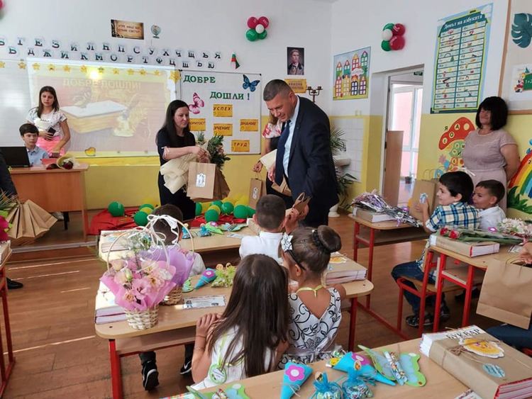 На вниманието на РЗИ-Смолян! Важат ли правилата за всички и редно ли е кмет да влиза в класна стая без маска?