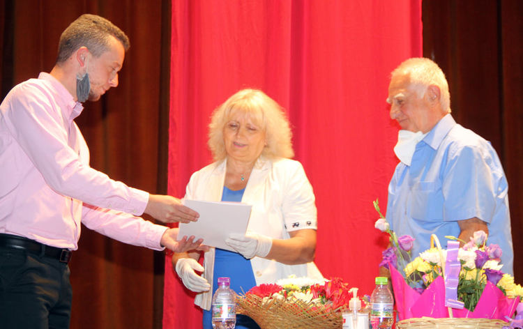 Зоица и Коста Начеви представиха пред чепеларци фотоалбум за празника на града