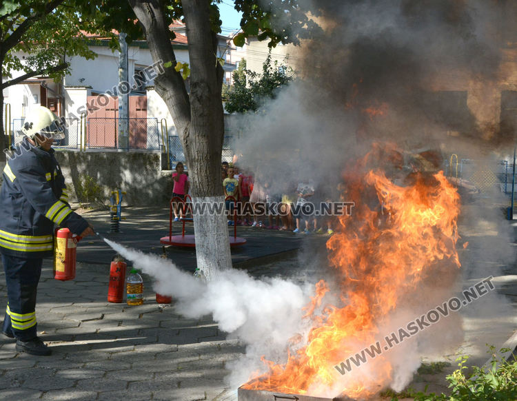 Демонстрираха гасене на пожар в детска градина в Хасково