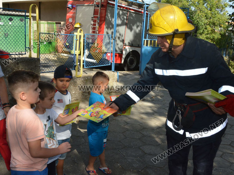 Демонстрираха гасене на пожар в детска градина в Хасково
