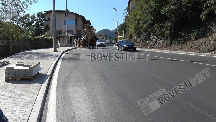 На улица "Първи май" вече е положен не само асфалтът, но и пътната маркировка. Какво ще правят "ВиК"?