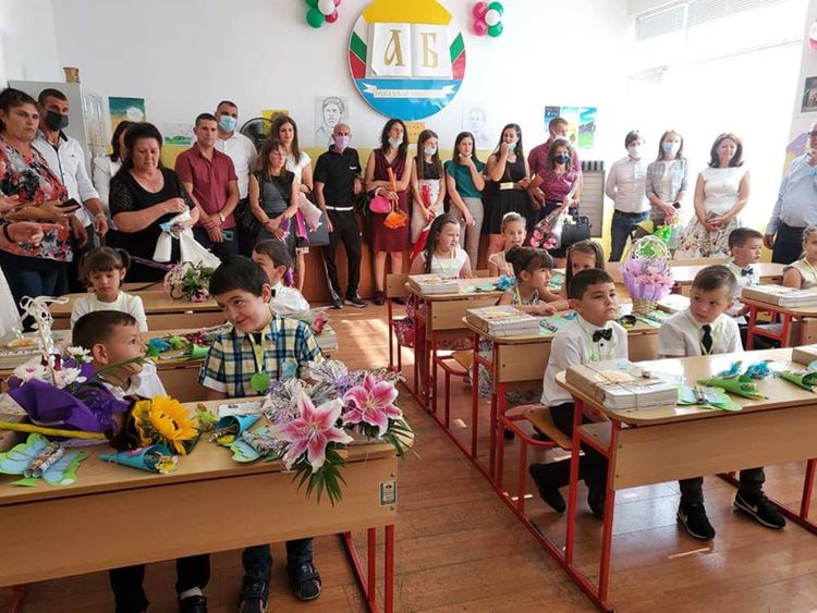 На вниманието на РЗИ-Смолян! Важат ли правилата за всички и редно ли е кмет да влиза в класна стая без маска?