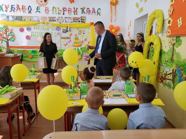 На вниманието на РЗИ-Смолян! Важат ли правилата за всички и редно ли е кмет да влиза в класна стая без маска?