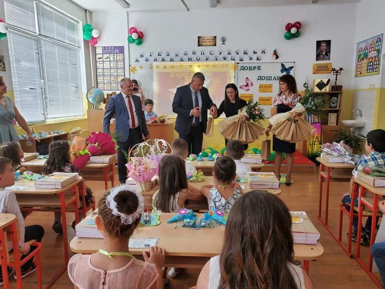 На вниманието на РЗИ-Смолян! Важат ли правилата за всички и редно ли е кмет да влиза в класна стая без маска?