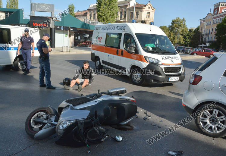 Млад моторист пострада при катастрофа до Първа поликлиника