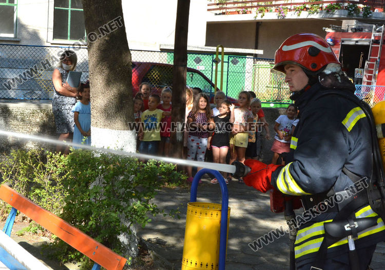 Демонстрираха гасене на пожар в детска градина в Хасково