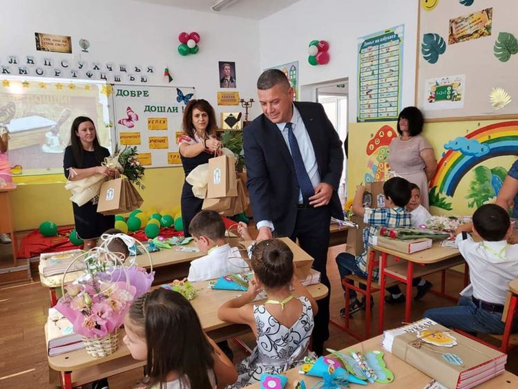 На вниманието на РЗИ-Смолян! Важат ли правилата за всички и редно ли е кмет да влиза в класна стая без маска?