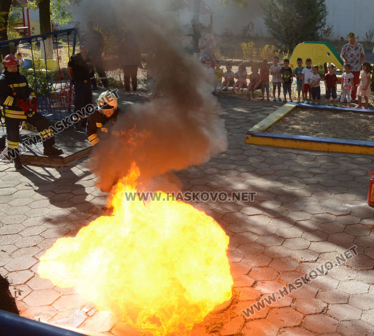 Демонстрираха гасене на пожар в детска градина в Хасково