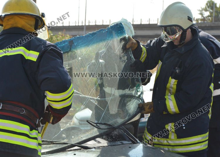 Демонстрираха вадене на пострадал човек от катастрофирала кола