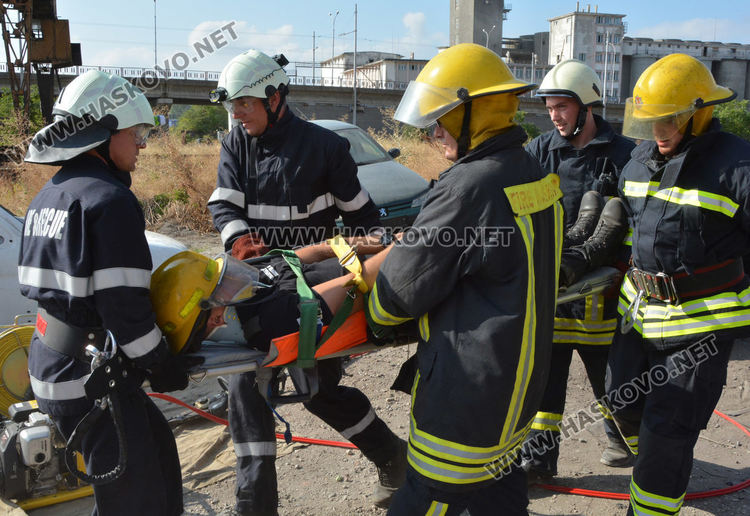 Демонстрираха вадене на пострадал човек от катастрофирала кола