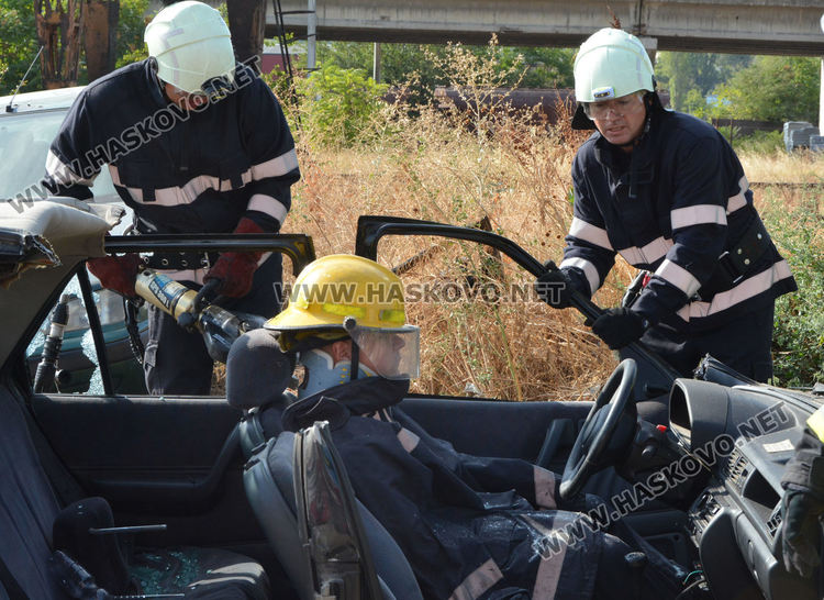 Демонстрираха вадене на пострадал човек от катастрофирала кола