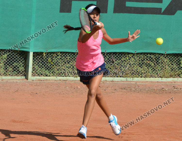 48 тенисисти спорят за трофея в Държавен турнир в Хасково