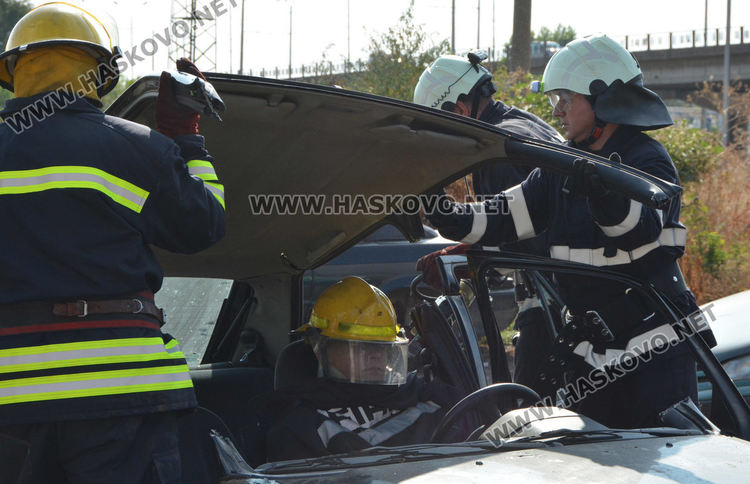 Демонстрираха вадене на пострадал човек от катастрофирала кола