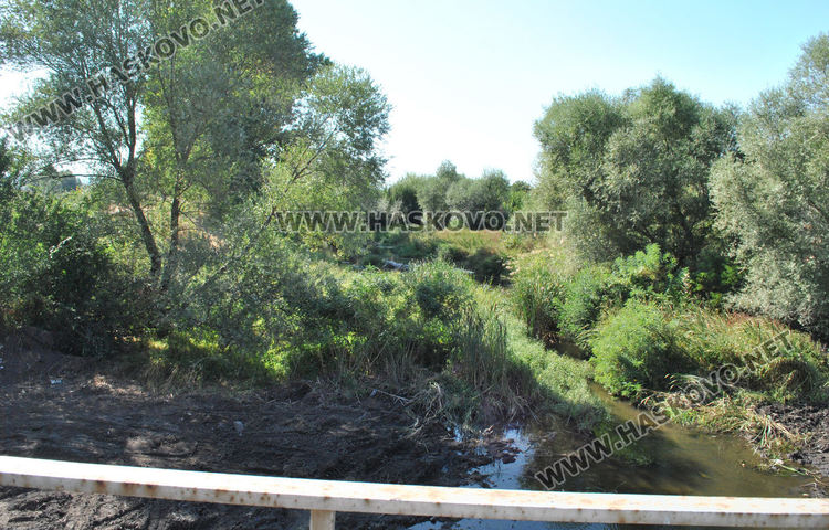 Почистиха пространството около моста над реката в Малево