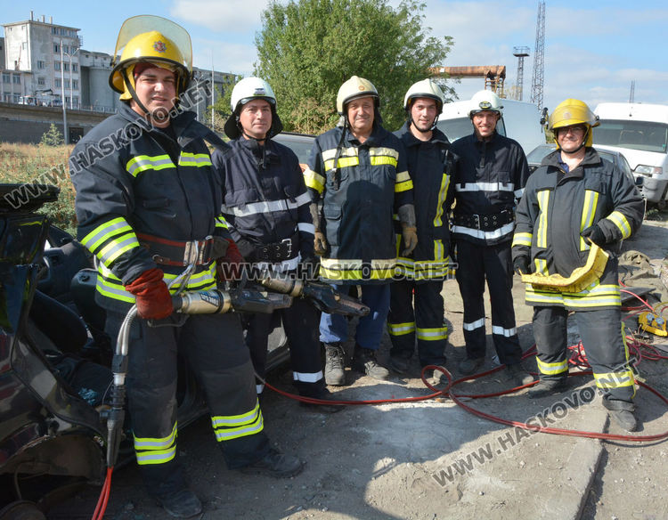 Демонстрираха вадене на пострадал човек от катастрофирала кола