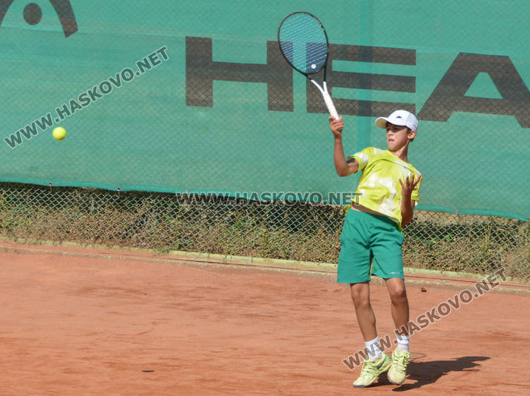 48 тенисисти спорят за трофея в Държавен турнир в Хасково