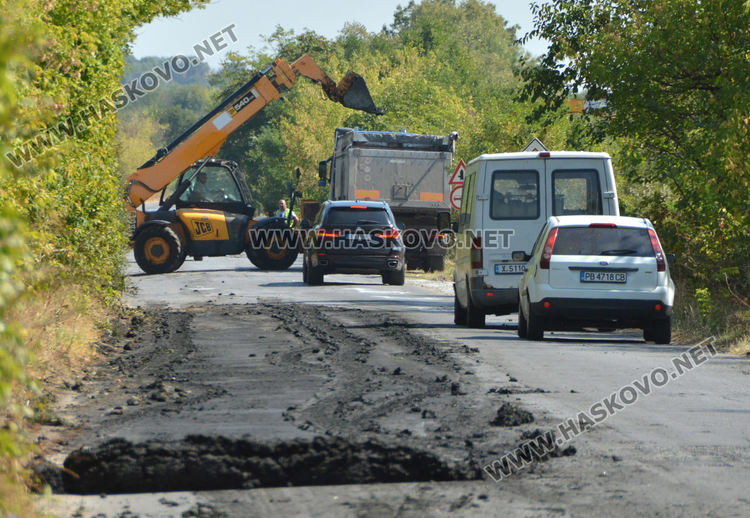 Глобяват с 1000 лв. шофьор, разсипал органични нечистотии по шосето край Хасково