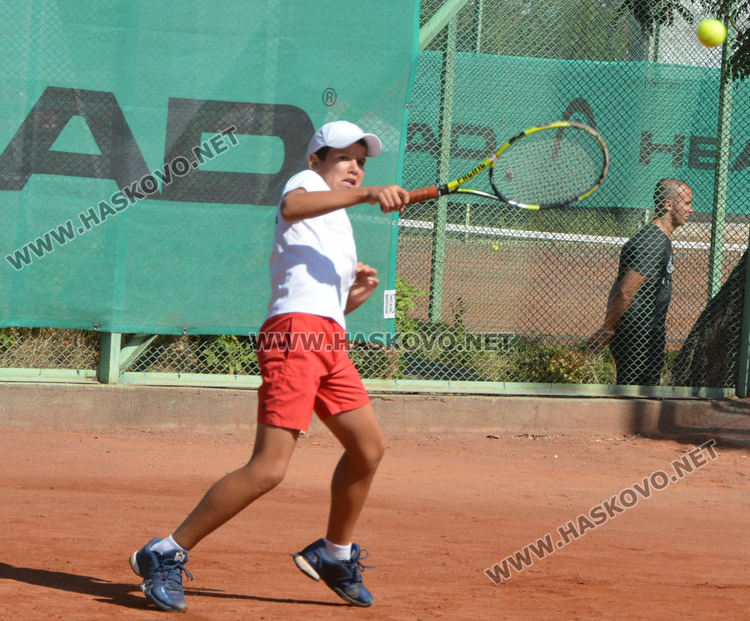 48 тенисисти спорят за трофея в Държавен турнир в Хасково