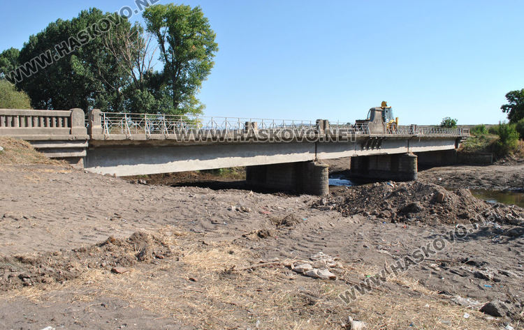 Почистиха пространството около моста над реката в Малево