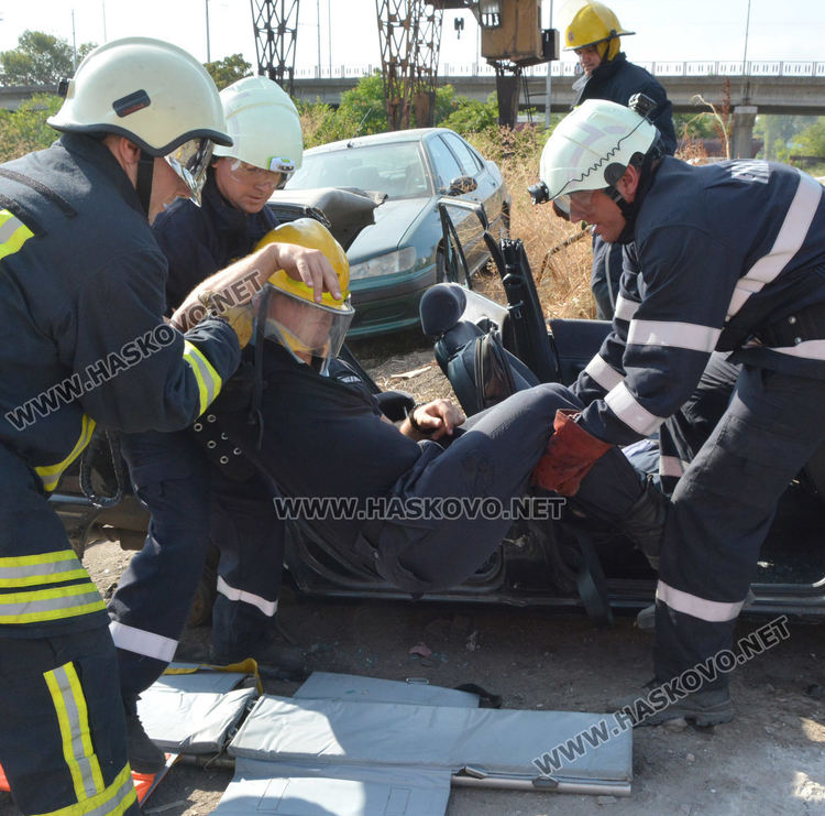 Демонстрираха вадене на пострадал човек от катастрофирала кола