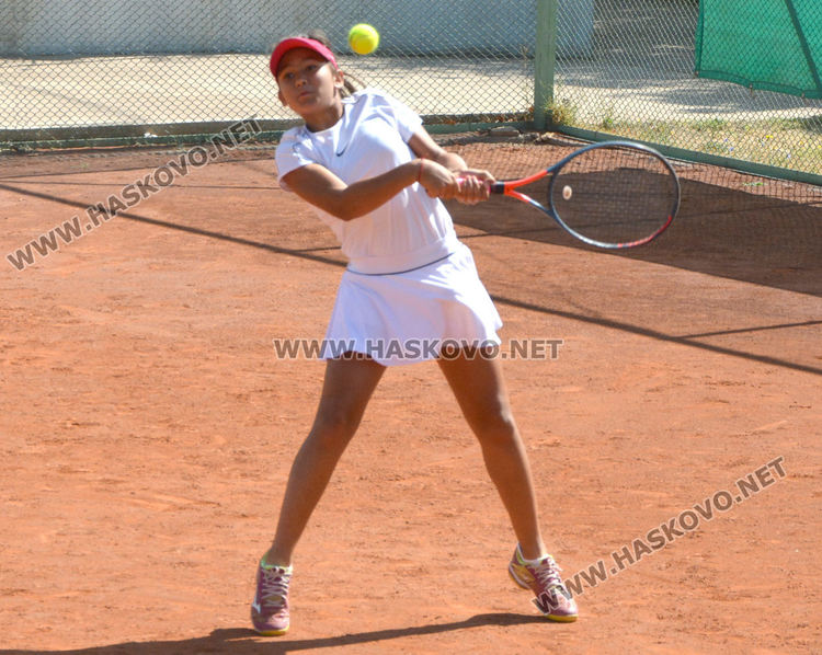 48 тенисисти спорят за трофея в Държавен турнир в Хасково