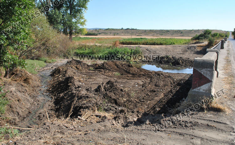 Почистиха пространството около моста над реката в Малево
