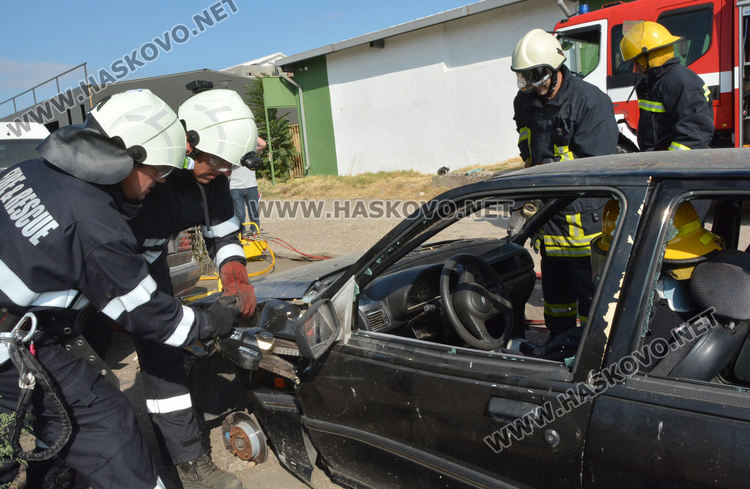 Демонстрираха вадене на пострадал човек от катастрофирала кола