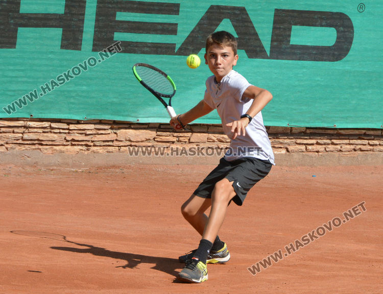 48 тенисисти спорят за трофея в Държавен турнир в Хасково