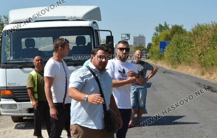 Глобяват с 1000 лв. шофьор, разсипал органични нечистотии по шосето край Хасково